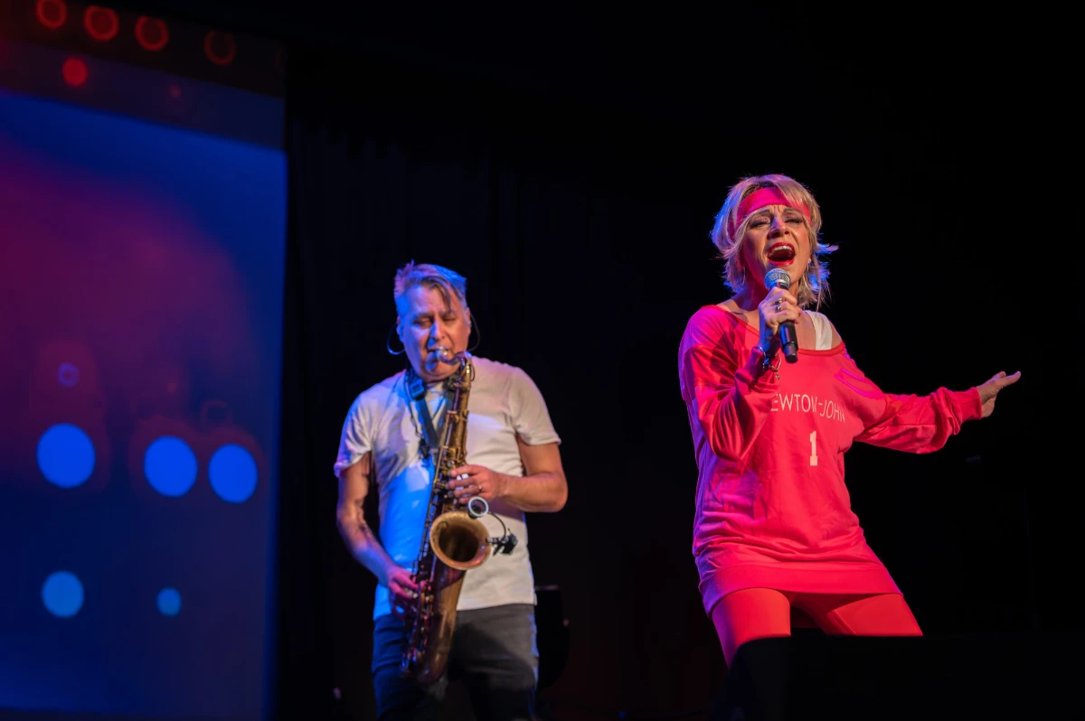Always Olivia live performance photo 13