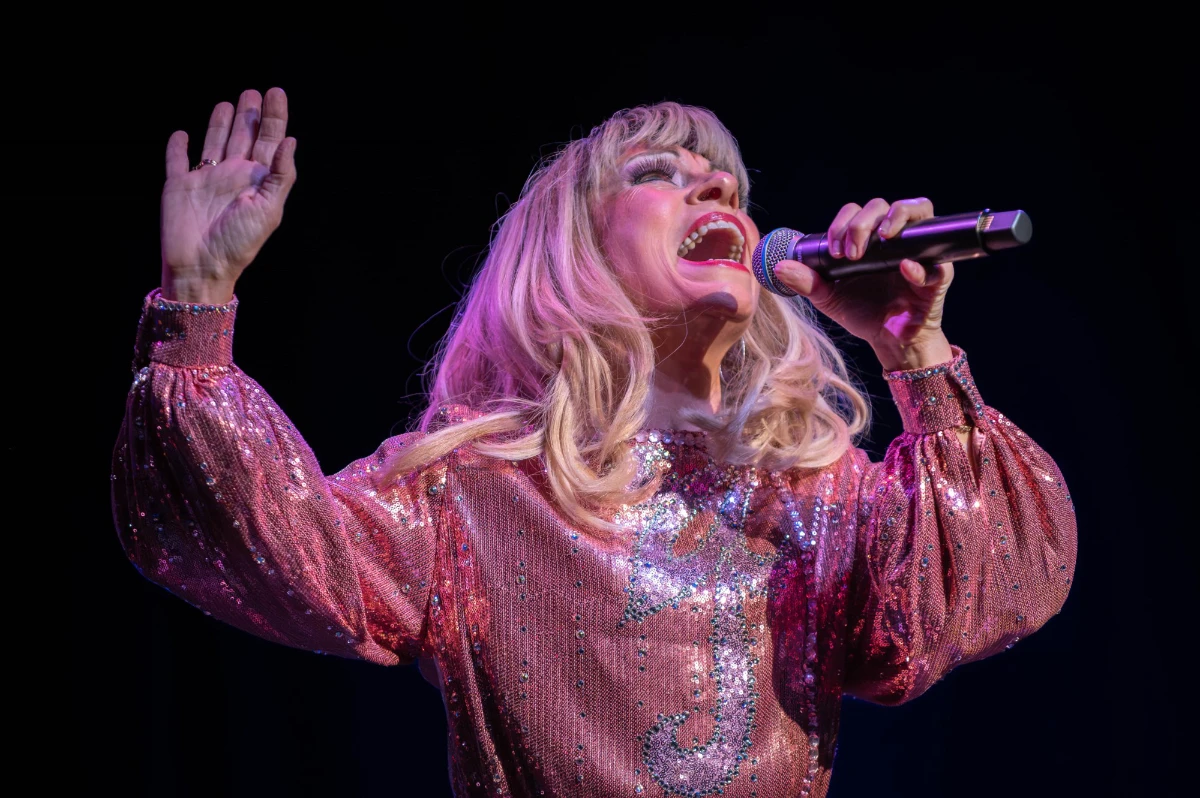 Always Olivia live performance photo 4