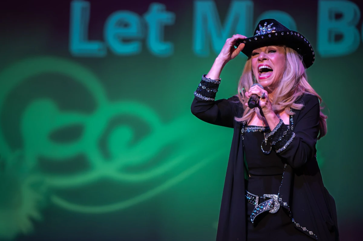 Always Olivia live performance photo 3